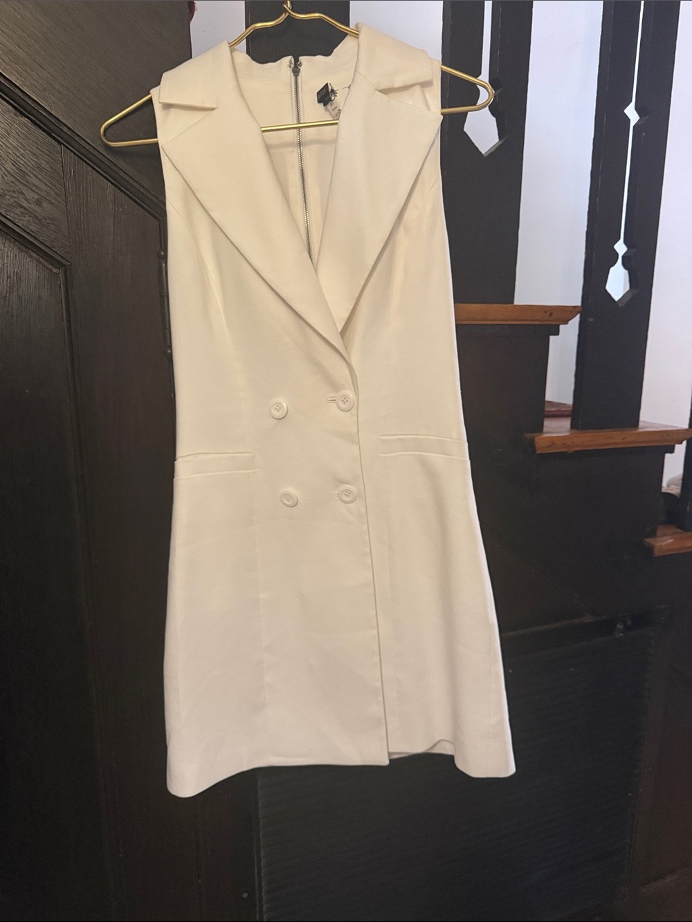 Alice + Olivia Cream Sleeveless Double-Breasted Blazer Vest Dress.